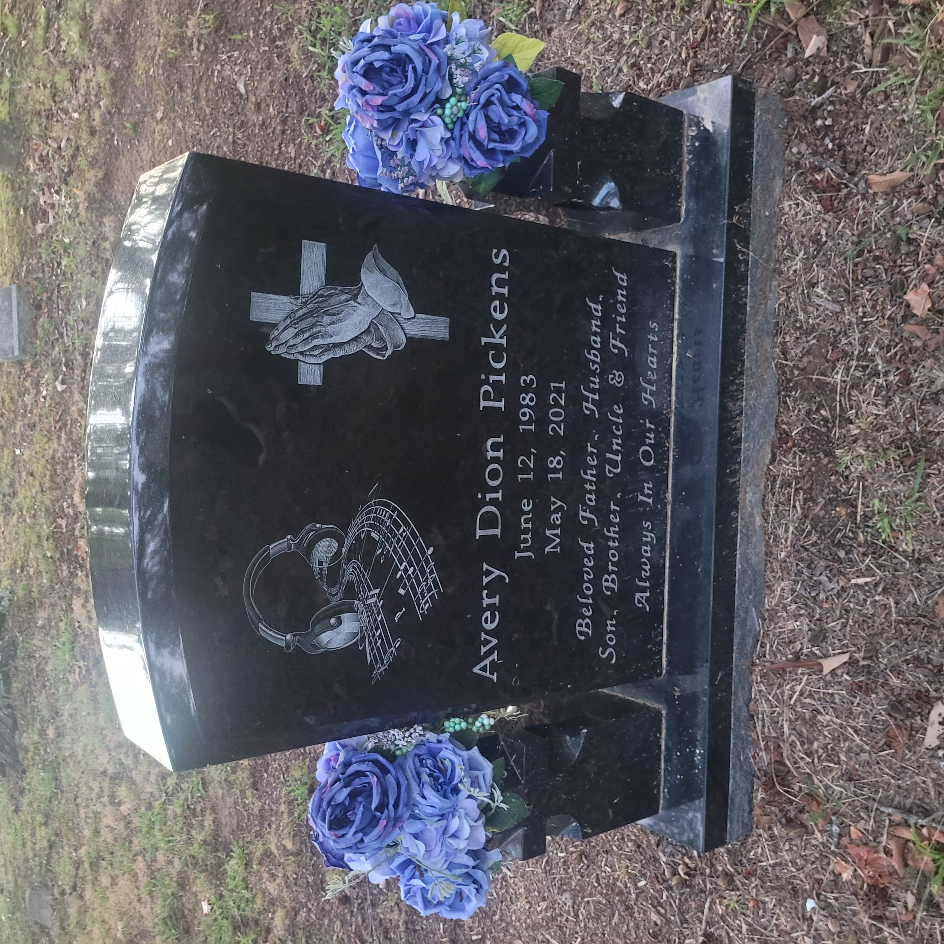 Headstone of Avery Dion Pickens